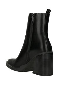 Černá kožená kotníková bota s bočním zipem a robustním podpatkem. Design obsahuje hladký povrch a zaoblenou špičku, s poutkem vzadu.