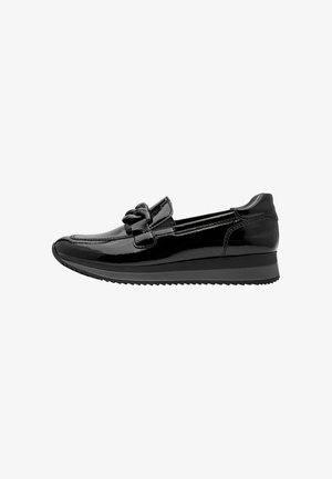 Sort laklæder loafer med lav kilehæl, dekorativ knudedetalje på toppen og tekstureret sål for greb, vist fra siden.