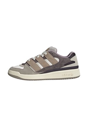 Niskie buty sportowe Adidas w odcieniach beżu, kremu i szarości z panelami z siateczki i zamszu, białymi sznurowadłami oraz grubą gumową podeszwą.