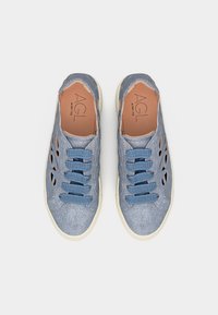 Ζευγάρι ανοιχτό μπλε τζιν αθλητικά παπούτσια με φαρδιές μπλε κορδόνια και σχέδια με κοψίματα στα πλαϊνά, με την επωνυμία AGL στις εσωτερικές σόλες.