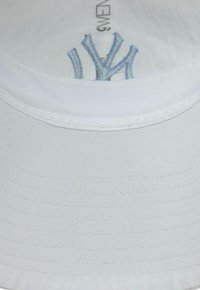 Weißer Baseballcap mit gesticktem blauem NY-Logo. Mit flachem Schirm, strukturiertem Oberteil und genähten Nähten. Weicher Stoff mit angenehmer Textur.