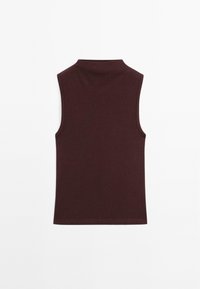 Haut sans manches bordeaux avec un col montant, fabriqué dans un tissu lisse, présentant une silhouette ajustée et un ourlet net.