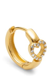 Pendiente de aro dorado en forma de corazón, decorado con pequeñas piedras transparentes y brillantes alrededor del borde, con un acabado liso y pulido.