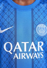 Blå sportsdrakt med geometrisk mønster, Nike-logo og teksten "QATAR AIRWAYS". Inkluderer sirkulært PSG-merke merket "PARIS SAINT-GERMAIN."