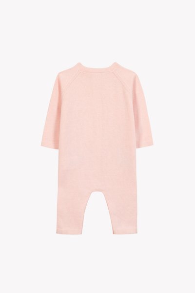 Μαλακό ροζ βρεφικό ολόσωμο φορμάκι με μακριά μανίκια, στρογγυλή λαιμόκοψη και μανίκια ράγκλαν, εμφανιζόμενο από πίσω σε λευκό φόντο.