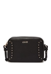 Bolso cruzado rectangular negro con tachuelas doradas en los laterales, correa ajustable y logo dorado "LIU JO" centrado en la parte frontal.