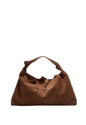 Sac à main en daim marron avec un design doux et froncé, bandoulière réglable et fermeture à cordon avec des accents en métal. Matériau texturé.
