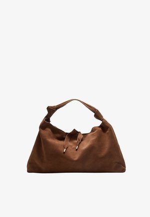 Brun mocka handväska med mjuk, hopknuten design, justerbar rem och dragsnörning som har metalldetaljer. Texturerat material.