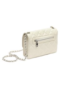Borsa a tracolla crema trapuntata con catena argentata, forma rettangolare, tasca frontale con zip e dettagli di cucitura sottili. Texture in pelle morbida.