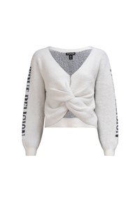 Weißer, flauschiger Pullover mit langen Ärmeln, verdrehter Vorderseite, V-Ausschnitt und schwarzem Schriftzug auf den Ärmeln. Weiche Textur und verkürzte Passform.