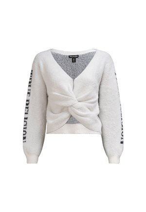 Biały, puszysty sweter z długim rękawem, z twistowanym przodem, dekoltem w serek oraz czarnym napisem na rękawach. Miękka tekstura i skrócony fason.