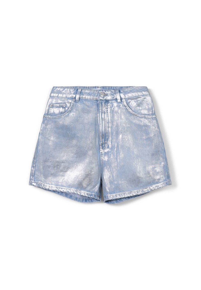 Shorts in denim bluastro con una finitura metallica, con vita alta, cinque tasche e orlo sfrangiato. Presenti accenti in metallo argentato.