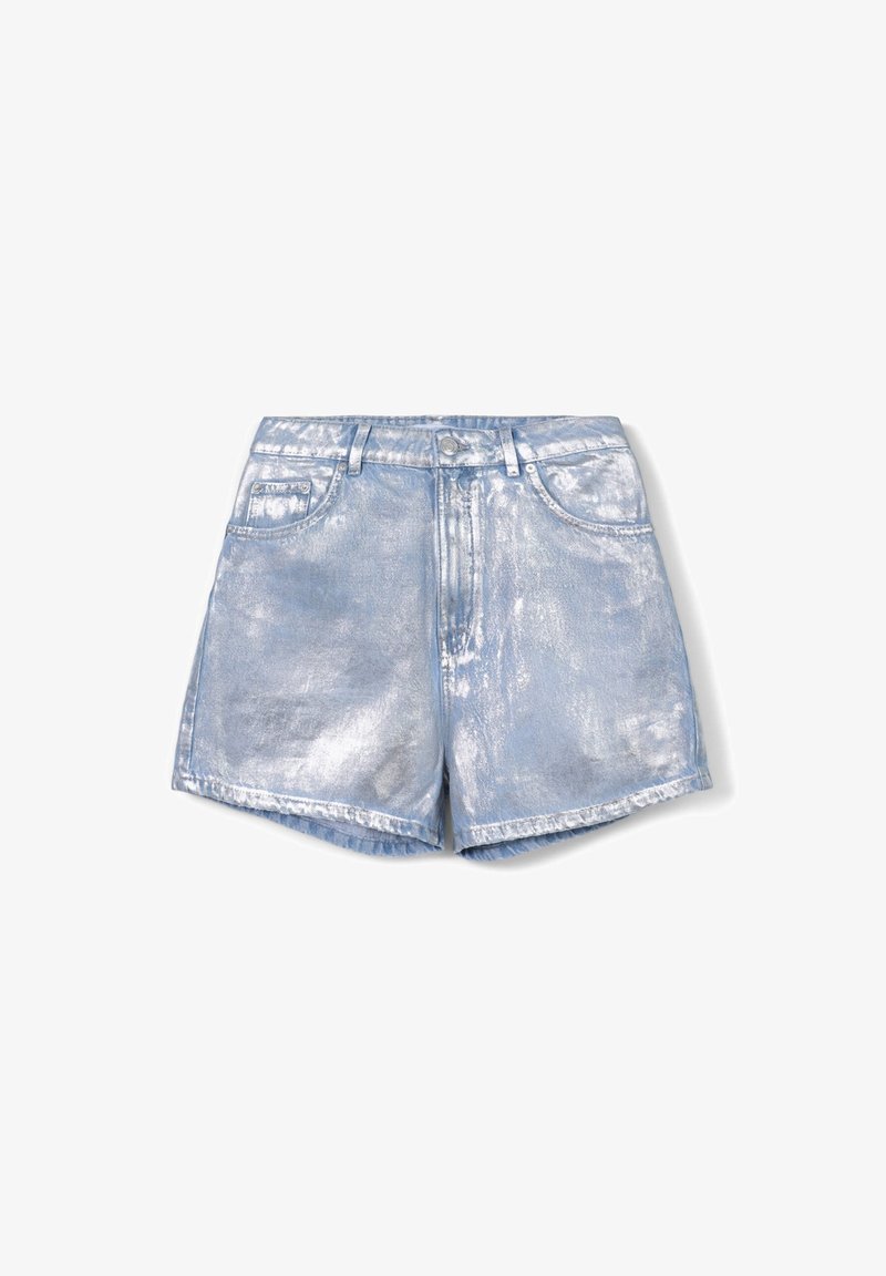 Shorts in denim bluastro con una finitura metallica, con vita alta, cinque tasche e orlo sfrangiato. Presenti accenti in metallo argentato.