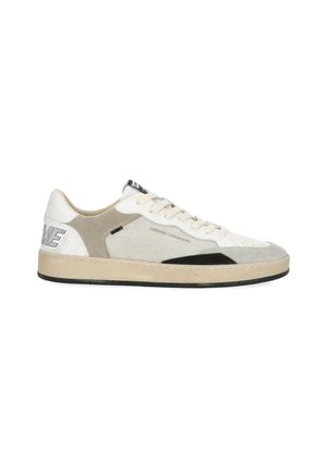 Sneaker basso con pannelli bianchi, beige e neri, chiusura con lacci color crema e suola strutturata, vista laterale su sfondo bianco.