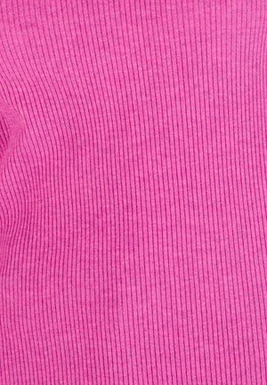Geribbelde stof in een heldere roze kleur, met verticale strepen die een gestructureerde uitstraling creëren. Zacht materiaal met een lichte stretch.