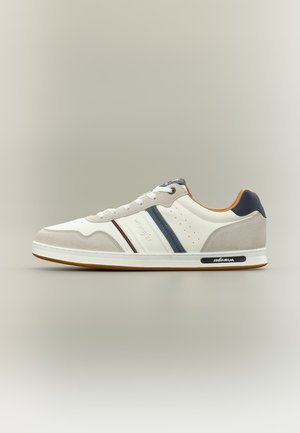 Hvid lavskåret sneaker med grå ruskindsdetaljer, navy- og røde striber, hvide snørebånd og lysebrun sål, set fra siden.