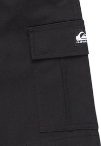 Shorts cargo noirs en tissu durable avec une poche latérale et une étiquette de logo Quiksilver. Conception à l'avant plat et jambes droites.