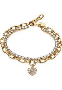 Bracciale in oro con un design duplice composto da catene metalliche collegate e una fila di cristalli trasparenti. Un piccolo ciondolo a forma di cuore è attaccato.