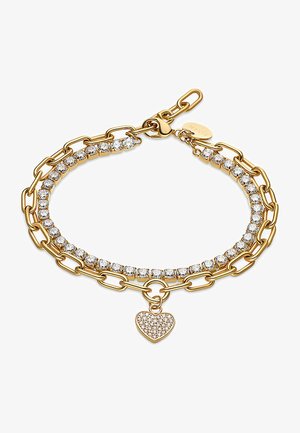 Gouden armband met een dubbel ontwerp van verbonden metalen kettingen en een rij heldere kristallen. Een klein hartvormig bedel is eraan bevestigd.