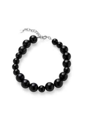 Czarna bransoletka z koralików o stopniowanej, błyszczącej, okrągłej formie i srebrnym regulowanym zapięciem na łańcuszku na białym tle.