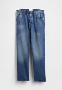 Jean en denim bleu moyen, doté d'une coupe droite, cinq poches, des détails délavés et des rivets métalliques avec une finition en tissu texturé.