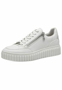 Baskets en cuir blanc avec un panneau latéral texturé, bout arrondi, fermeture à lacets et une fermeture éclair décorative. Présente une semelle épaisse et striée.