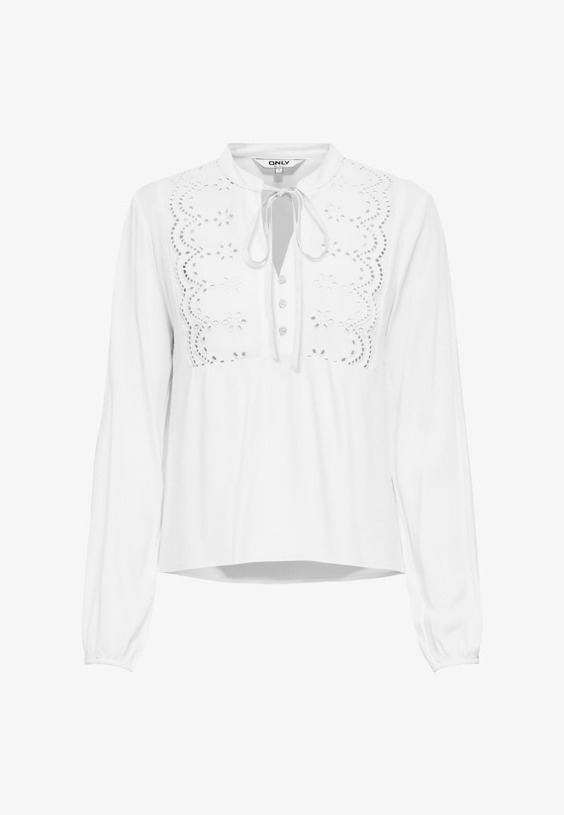 Blouse blanche à manches longues avec des détails en dentelle ajourée sur le devant, un col rond avec une fermeture à nouer et trois boutons sous le col.