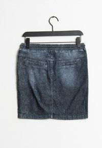 Gonna in denim con lavaggio scuro, caratterizzata da una vita elastica e tasche posteriori. Il design è strutturato con un taglio dritto.