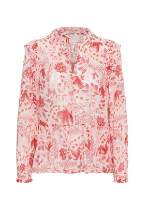 Blouse à manches longues avec boutons et détails à volants, présentant des motifs floraux roses et rouges ainsi que des oiseaux sur un fond blanc.