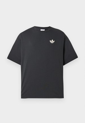 Czarny t-shirt Adidas z krótkim rękawem, okrągłym dekoltem i małym białym logo trefoil na lewej piersi.