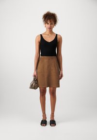 Vero Moda Tall VMDONNADINA SKIRT - Minijupe - cognac