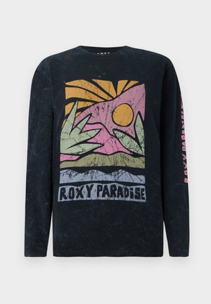 Zwarte t-shirt met lange mouwen, voorzien van een textuurafbeelding van handen, de zon en bergen in pastelkleuren. Tekst "ROXY PARADISE" onderaan.