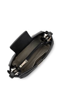 Borsa a mano in pelle nera con esterno testurizzato, dettagli in oro e ampio interno beige dotato di scomparto con cerniera e porta carte.