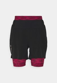 Černé sportovní šortky s texturovaným vzorem, které mají jasně růžový pruhovaný pas a vnitřní podšívku. Obsahují boční kapsy na zip.