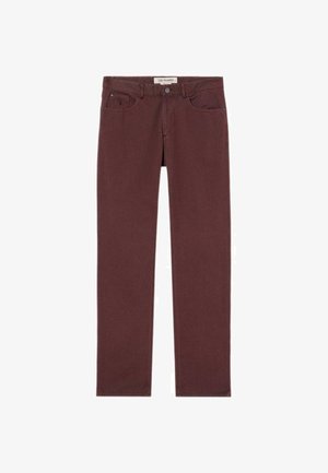 Jeans in denim color marrone con vestibilità dritta, dotati di design classico a cinque tasche, chiusura anteriore con bottone e dettagli di cucitura sottili.