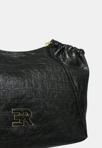 Borsa a tracolla nera in pelle con finitura testurizzata simile a coccodrillo. Caratterizzata da una parte superiore arricciata, hardware dorato e un logo del marchio in evidenza.