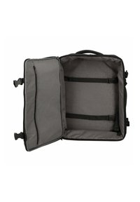 Zwarte handbagage tas met een open rits, voorzien van een grijze binnenvoering, verstelbare riemen en een zijvak met een rits.