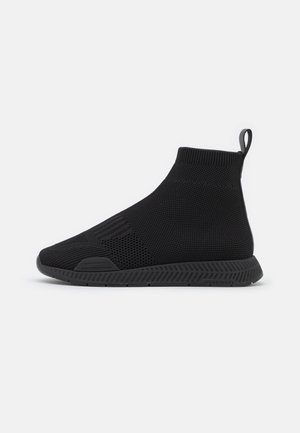 Schwarzer High-Top-Sneaker mit gestricktem Obermaterial, Zuglasche an der Ferse und strukturierter Gummisohle, seitlich vor weißem Hintergrund dargestellt.