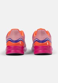 Sneakers in rete rosa con accenti arancioni e design a onda viola. Presentano un tacco rosa lucido e una suola in gomma spessa per un migliore ammortizzamento.