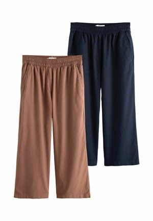 Zwei locker sitzende Hosen mit elastischen Bund, eine in Braun und eine in Marineblau, beide mit Seitentaschen ausgestattet.