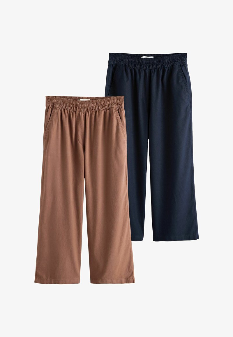 Deux pantalons amples à taille élastique, l'un en marron et l'autre en bleu marine, tous deux dotés de poches latérales.