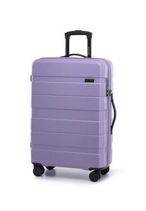 Valigia rigida lavanda con strisce verticali, manico telescopico e quattro ruote nere per una facile manovrabilità. Presenta un logo del marchio.