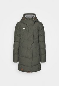 Olivově zelený prošívaný kabát s texturovaným povrchem, zapínáním na zip, velkou kapucí a hnědými koženými doplňky na rukávech a spodním lemu.