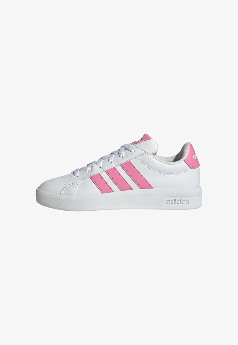 Baskets blanches Adidas avec des rayures roses, un onglet de talon rose, des lacets blancs et une semelle plate blanche, vues de profil.