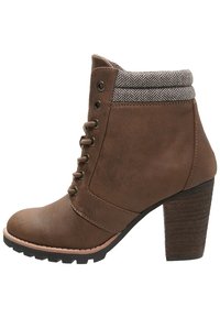 Stivaletto in pelle marrone con colletto testurizzato e decorato, lacci, punta rotonda e tacco spesso per una maggiore stabilità. La suola in gomma offre grip.