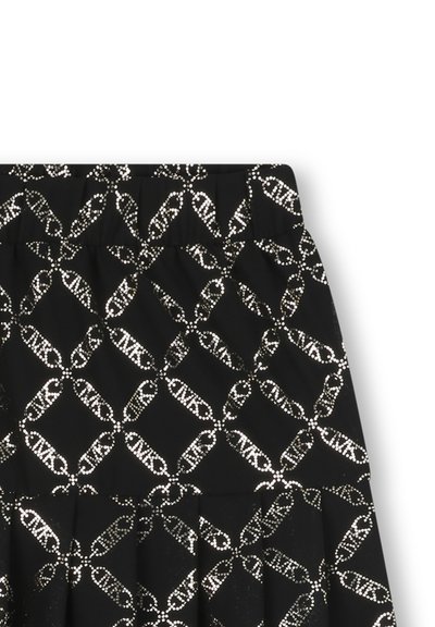 Zwarte rok met een glanzend metalen kettingpatroon, elastische tailleband en geplooid ontwerp voor textuur en beweging.