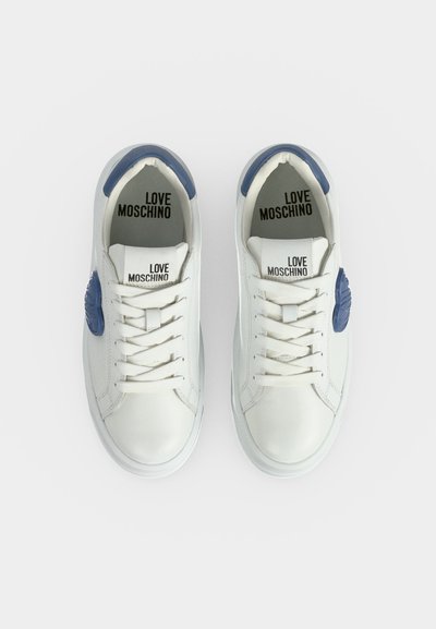 Paire de baskets blanches Love Moschino avec des accents bleus au talon et sur les côtés, vues de dessus sur un fond blanc uni.