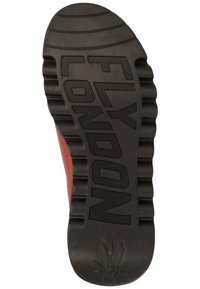 Černá gumová podrážka s vzorem, obsahující vyražené "FLY LONDON" a logo muňky. Červená horní část viditelná podél okraje.