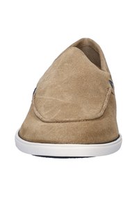 Tan suède instappers met een ronde neus, witte rubberen zool en minimale stiksels; voorzien van een klein blauw accentdetail.