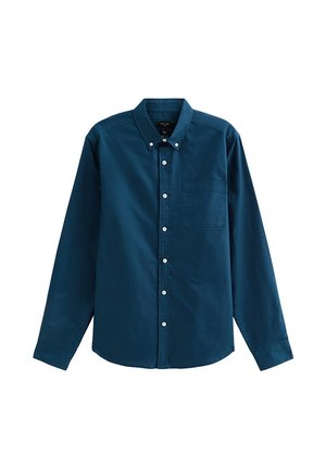 Camisa de botones en tono verde oscuro, de mangas largas, con un bolsillo en el pecho, cuello rígido y botones blancos, hecha de algodón o un tejido similar.